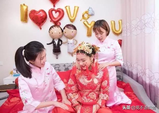 母親說家裡沒錢,不給女兒嫁妝,出嫁時女兒看到存摺,淚如雨下