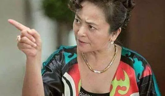 婆婆出錢讓我去旅遊,半路忘帶錢包折返,聽到婆婆的話我撕心裂肺