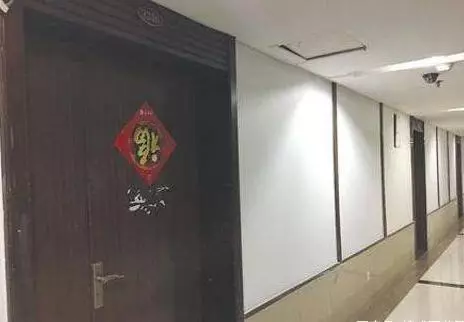 婆婆出錢讓我去旅遊,半路忘帶錢包折返,聽到婆婆的話我撕心裂肺