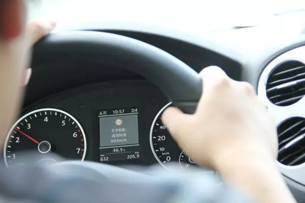 有多少人開車踩過地板油?網友:自己的車嘗試過一次,再也不敢了