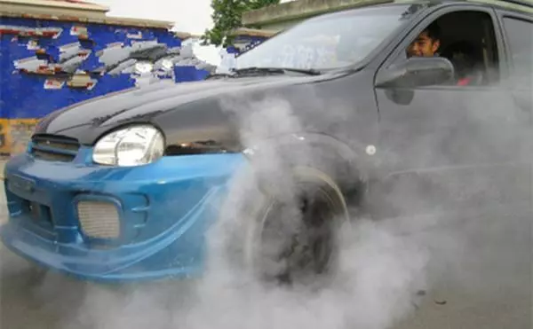 有多少人開車踩過地板油?網友:自己的車嘗試過一次,再也不敢了
