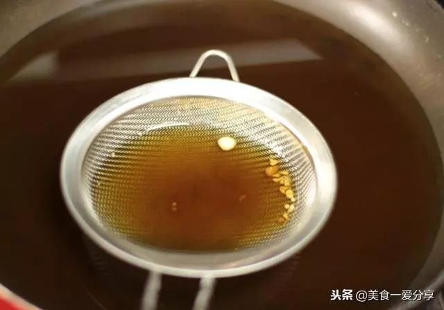 油炸後剩油怎麼處理?一招讓「腥油」變「香油」