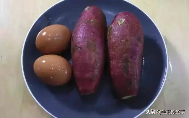 2個地瓜,2個雞蛋,加在一起外酥里嫩,一頓一盤不夠吃