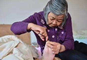 小姑子懷孕,婆婆天天燉肉,老公嘴饞掀開鍋蓋後,活生生趕走俺