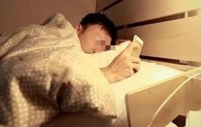 丈夫睡前肚子痛,妻子下樓去買藥,回來碰見個人,她含淚離婚