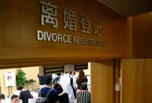 丈夫睡前肚子痛,妻子下樓去買藥,回來碰見個人,她含淚離婚
