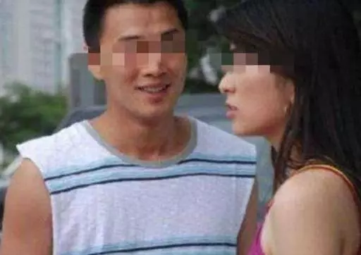 打工的妻子回家,丈夫卻不願開門,女兒童言無忌,讓她自打耳光