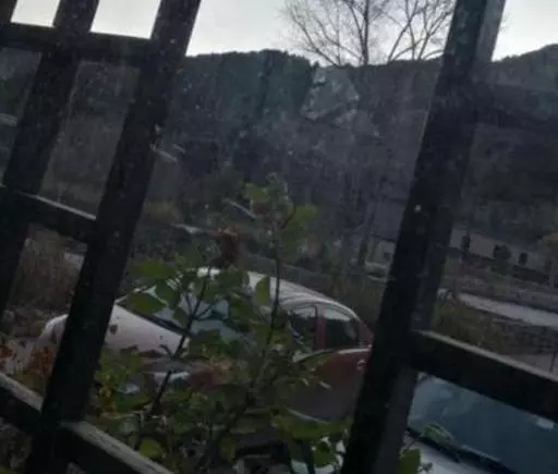 打工的妻子回家,丈夫卻不願開門,女兒童言無忌,讓她自打耳光