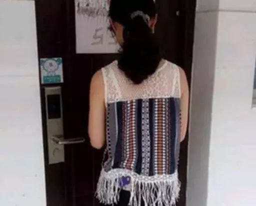 打工的妻子回家,丈夫卻不願開門,女兒童言無忌,讓她自打耳光