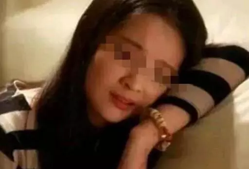 打工的妻子回家,丈夫卻不願開門,女兒童言無忌,讓她自打耳光
