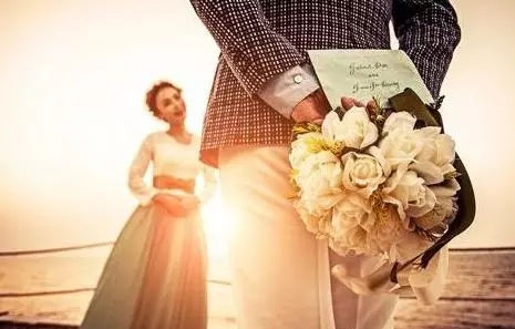 結婚時公婆送了一套房,度完蜜月發現屋裡有3個人,我當場大哭