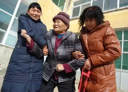家婆大壽俺做了一桌菜,妯娌玩一天手機,她嘗了一口菜家婆掀了桌