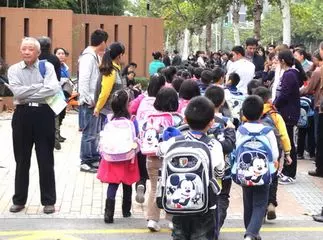 男子臨時出差,托前妻帶兒子,一下飛機兒子打來電話,男子癱在地