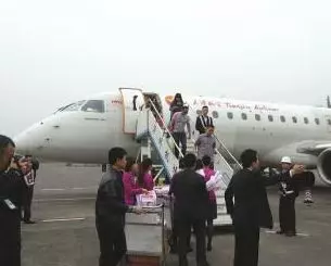 男子臨時出差,托前妻帶兒子,一下飛機兒子打來電話,男子癱在地