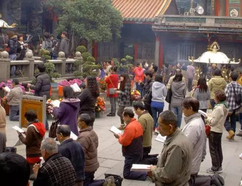 燒香拜佛卻「不靈」?因為我們都為私慾!沒有奉獻,哪裡有福報可言?