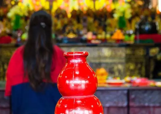 燒香拜佛卻「不靈」?因為我們都為私慾!沒有奉獻,哪裡有福報可言?