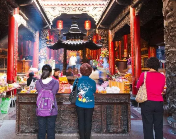 燒香拜佛卻「不靈」?因為我們都為私慾!沒有奉獻,哪裡有福報可言?