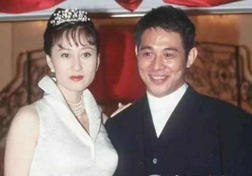 生兩個女兒仍不敵「真愛」,被李連杰拋棄後,她活得更幸福