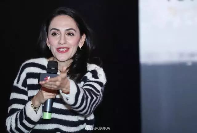 劉燁妻子帶大長腿諾一亮相,網友卻發現安娜老了