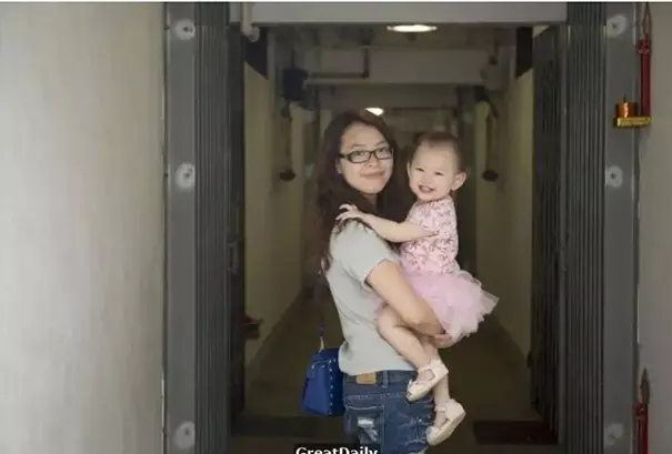 她才二十歲卻是一個單親媽媽,帶女兒靠月入4000生活,卻一點也不後悔 !