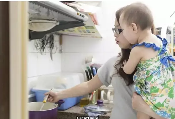 她才二十歲卻是一個單親媽媽,帶女兒靠月入4000生活,卻一點也不後悔 !