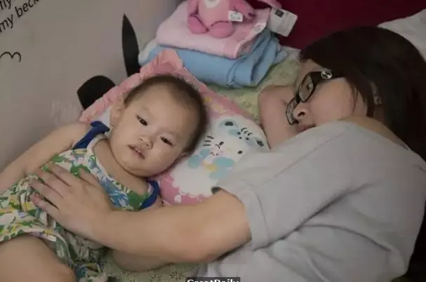她才二十歲卻是一個單親媽媽,帶女兒靠月入4000生活,卻一點也不後悔 !