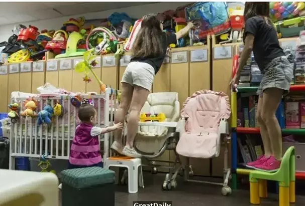 她才二十歲卻是一個單親媽媽,帶女兒靠月入4000生活,卻一點也不後悔 !