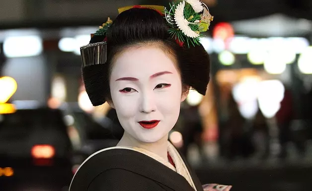11個「古代把文化建立在痛苦」上的珍貴照 法國鉛筆裙根本想讓女人永遠不能走路!