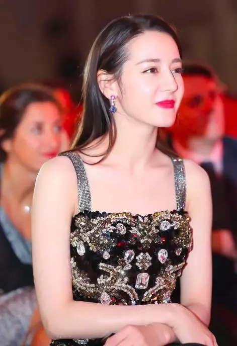 沒長著一張「濃妝臉」就別學baby熱巴,就像這些女明星~~