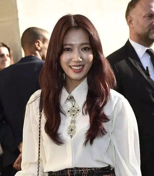 沒長著一張「濃妝臉」就別學baby熱巴,就像這些女明星~~