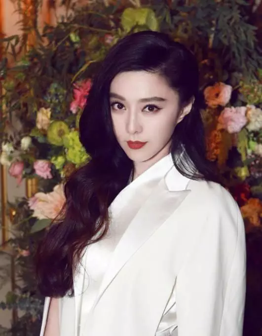 沒長著一張「濃妝臉」就別學baby熱巴,就像這些女明星~~