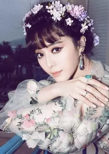 沒長著一張「濃妝臉」就別學baby熱巴,就像這些女明星~~