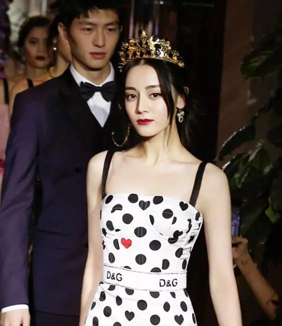 沒長著一張「濃妝臉」就別學baby熱巴,就像這些女明星~~
