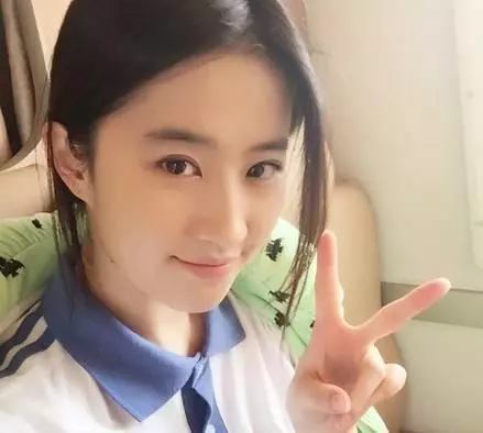 沒長著一張「濃妝臉」就別學baby熱巴,就像這些女明星~~