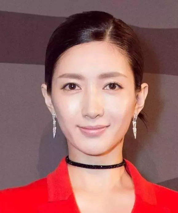 沒長著一張「濃妝臉」就別學baby熱巴,就像這些女明星~~