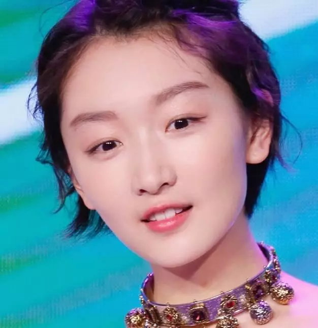 沒長著一張「濃妝臉」就別學baby熱巴,就像這些女明星~~