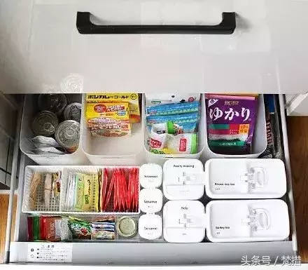 她僅用「伸縮桿+鐵網+塑膠束帶」收拾整屋雜物!曬出各種「神用法」屌打一堆高價好物!