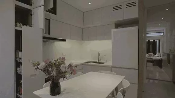 她僅用「伸縮桿+鐵網+塑膠束帶」收拾整屋雜物!曬出各種「神用法」屌打一堆高價好物!