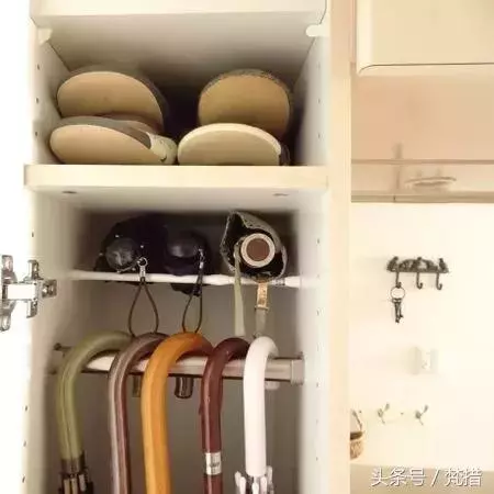 她僅用「伸縮桿+鐵網+塑膠束帶」收拾整屋雜物!曬出各種「神用法」屌打一堆高價好物!