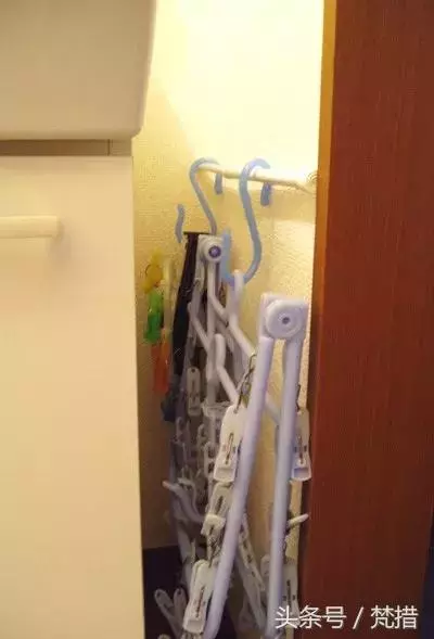 她僅用「伸縮桿+鐵網+塑膠束帶」收拾整屋雜物!曬出各種「神用法」屌打一堆高價好物!