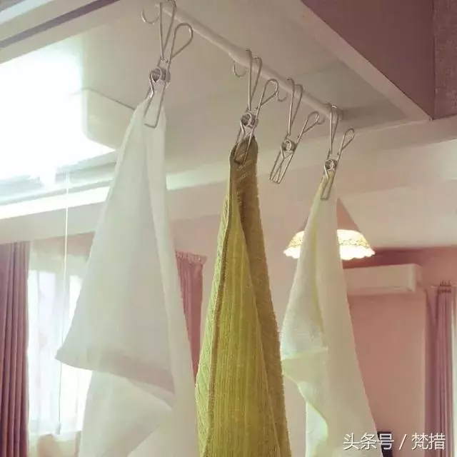 她僅用「伸縮桿+鐵網+塑膠束帶」收拾整屋雜物!曬出各種「神用法」屌打一堆高價好物!
