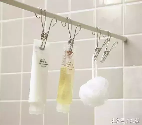 她僅用「伸縮桿+鐵網+塑膠束帶」收拾整屋雜物!曬出各種「神用法」屌打一堆高價好物!