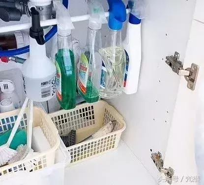 她僅用「伸縮桿+鐵網+塑膠束帶」收拾整屋雜物!曬出各種「神用法」屌打一堆高價好物!