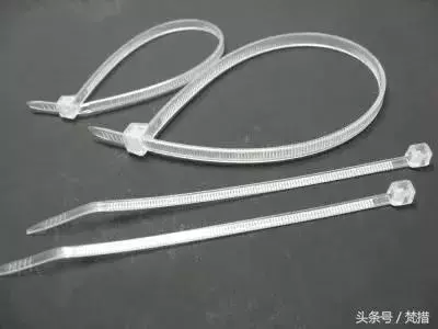 她僅用「伸縮桿+鐵網+塑膠束帶」收拾整屋雜物!曬出各種「神用法」屌打一堆高價好物!