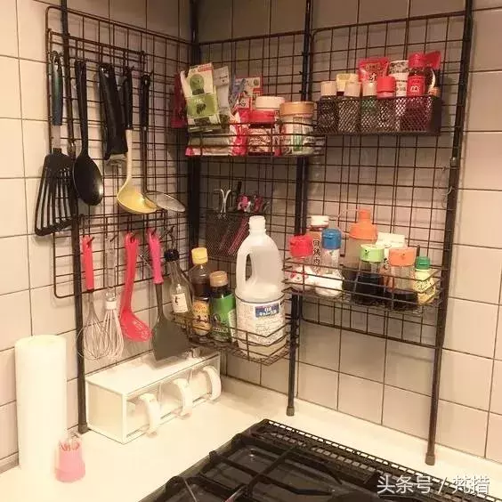 她僅用「伸縮桿+鐵網+塑膠束帶」收拾整屋雜物!曬出各種「神用法」屌打一堆高價好物!
