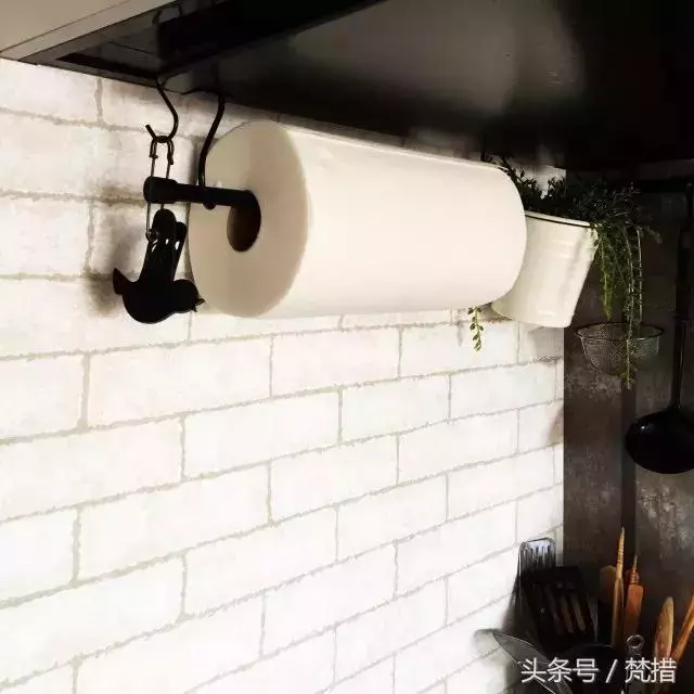 她僅用「伸縮桿+鐵網+塑膠束帶」收拾整屋雜物!曬出各種「神用法」屌打一堆高價好物!