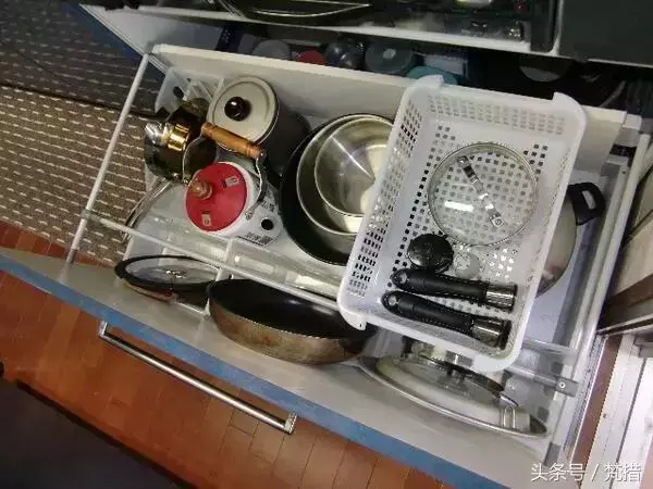 她僅用「伸縮桿+鐵網+塑膠束帶」收拾整屋雜物!曬出各種「神用法」屌打一堆高價好物!
