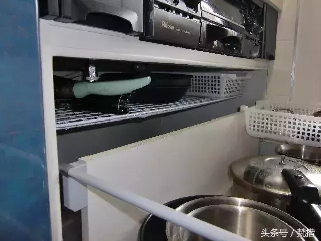 她僅用「伸縮桿+鐵網+塑膠束帶」收拾整屋雜物!曬出各種「神用法」屌打一堆高價好物!