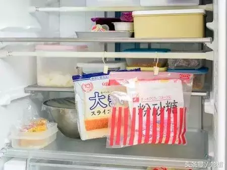 她僅用「伸縮桿+鐵網+塑膠束帶」收拾整屋雜物!曬出各種「神用法」屌打一堆高價好物!