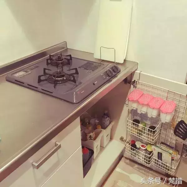 她僅用「伸縮桿+鐵網+塑膠束帶」收拾整屋雜物!曬出各種「神用法」屌打一堆高價好物!